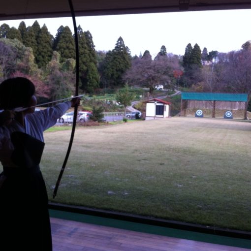 Tiro Enteki, de https://toyamauniv-kyudou.hatenadiary.org/entry/20111216/1324042717
